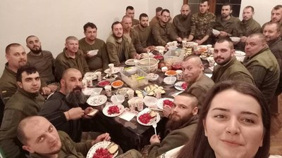 Військовий з побратимами Військовий з побратимами