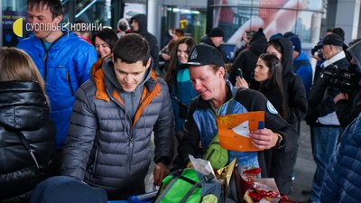 У "Борисполі" зустріли альпіністів, які здолали найскладнішу вершину Гімалаіїв (ФОТО) У "Борисполі" зустріли альпіністів, які здолали найскладнішу вершину Гімалаіїв (ФОТО)