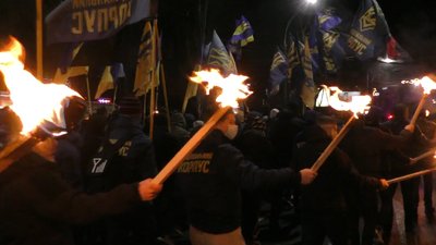 У Херсоні до 103-ї річниці бою під Крутами відбулась смолоскипна хода У Херсоні до 103-ї річниці бою під Крутами відбулась смолоскипна хода