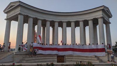 У центрі Одеси люди вийшли на акцію "День єднання білорусів"