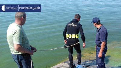 З Кременчуцького водосховища водолази дістали тіло чоловіка З Кременчуцького водосховища водолази дістали тіло чоловіка