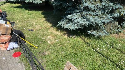 У Дніпрі поблизу сміттєвих баків знайшли купу викинутих військових сухпайків: що відомо