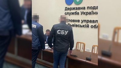 Продаж інформації про критичну інфраструктуру. На Львівщині затримали податківця