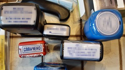 Ймовірно підробляти COVID-сертифікати. На Буковині викрили схему з підробки документів Ймовірно підробляти COVID-сертифікати. На Буковині викрили схему з підробки документів