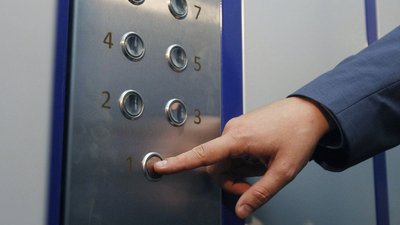 Кнопки в ліфті