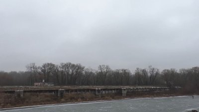 На іншому боці затоки, можливо, будуть будівлі та станція човнів. На іншому боці затоки, можливо, будуть будівлі та станція човнів.