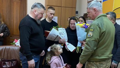 Ордени посмертно: у Житомирі родинам загиблих воїнів передали державні нагороди Ордени посмертно: у Житомирі родинам загиблих воїнів передали державні нагороди