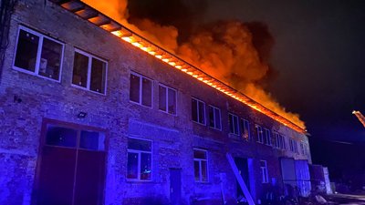27 рятувальників і 8 одиниць техніки. В Ужгородському районі вночі горів склад