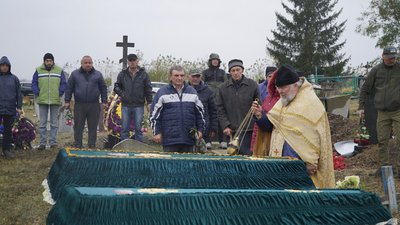 У селі Грозі поховали перше подружжя загиблих під час ракетного удару 5 жовтня У селі Грозі поховали перше подружжя загиблих під час ракетного удару 5 жовтня