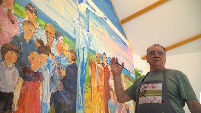 Два художники розмальовують вівтарну картину в дитбудинку на Ужгородщині Два художники розмальовують вівтарну картину в дитбудинку на Ужгородщині