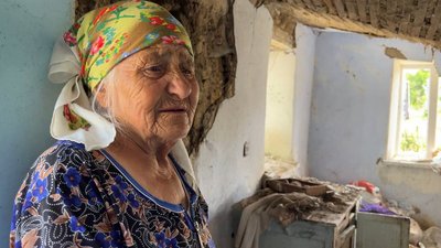 "Нічого не хочу, тільки вмерти у своїй хаті". На Миколаївщині жителька села повернулася до зруйнованої оселі