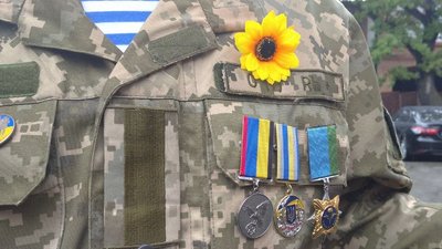 Сонях є символом цього дня, адже 29 серпня 2014 року цвіло багато соняхів, які були прикриттям для бійців Сонях є символом цього дня, адже 29 серпня 2014 року цвіло багато соняхів, які були прикриттям для бійців