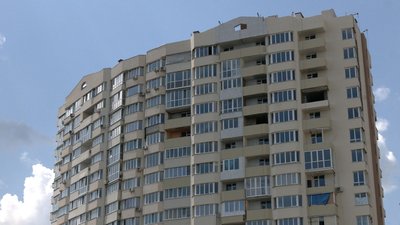 Відремонтований фасад багатоповерхівки на Чорновола, в яку влучила авіабомба у березні 2022 Відремонтований фасад багатоповерхівки на Чорновола, в яку влучила авіабомба у березні 2022