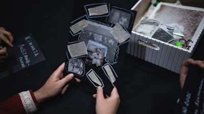 «Про потребу триматися попри все»: у Луцьку показали виставу «Кімната Левчанівської» «Про потребу триматися попри все»: у Луцьку показали виставу «Кімната Левчанівської»