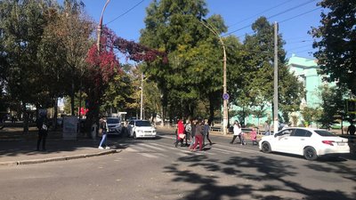 Перекрили дорогу, щоб дали електроенергію. Мешканці двох будинків у Херсоні провели акцію протесту Перекрили дорогу, щоб дали електроенергію. Мешканці двох будинків у Херсоні провели акцію протесту