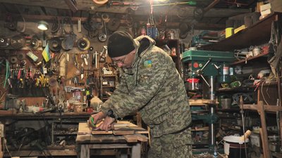 Столярство допомагає відволіктись від спогадів про бої та загиблих побратимів. Віталій Демешко