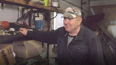 Автоволонтер допомагає ремонтувати автівки, які відправляють захисникам Автоволонтер допомагає ремонтувати автівки, які відправляють захисникам