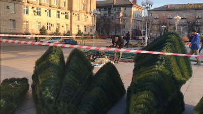 У Черкасах почали встановлювати головну ялинку