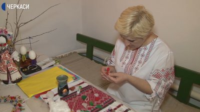 Черкащанка створює українські традиційні воскові віночки Черкащанка створює українські традиційні воскові віночки