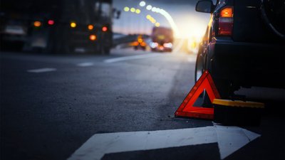 На виїзді з Чернігова автомобіль зіткнувся з бетонною спорудою