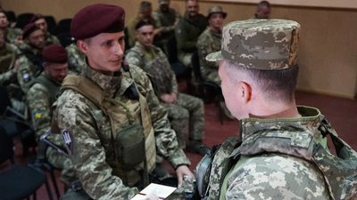 Командувач Сухопутних військ ЗСУ нагородив воїнів житомирської 95 бригади Командувач Сухопутних військ ЗСУ нагородив воїнів житомирської 95 бригади
