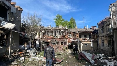 Співробітник прокуратури на місці удару БПЛА в Одесі