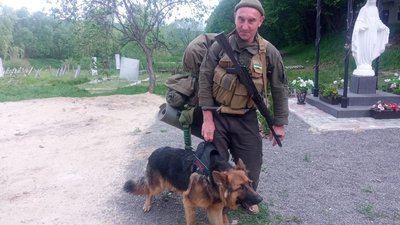 Військовослужбовець і собака Військовослужбовець і собака