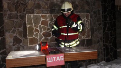 На місці події працювала оперативна група на чолі із начальником Головного управління, генерал-майором служби цивільного захисту Едуардом Братком .Фото: ГУ ДСНС у Хмельницькій області На місці події працювала оперативна група на чолі із начальником Головного управління, генерал-майором служби цивільного захисту Едуардом Братком .Фото: ГУ ДСНС у Хмельницькій області