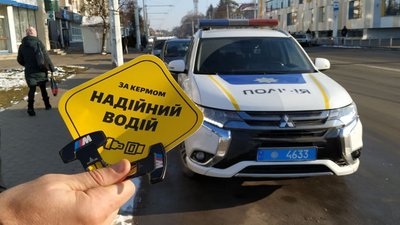"Заглушку" на наклейку: у Луцьку патрульні перевіряли таксистів