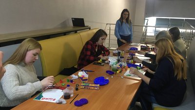Малювали свої страхи. У сумському молодіжному центрі "Романтика" організували заняття з арттерапії