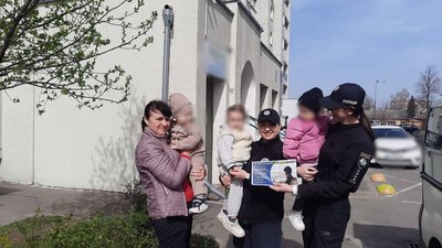 Поліцейські спілкуються із жінками із дітьми, рейд поліції, безпека дітей