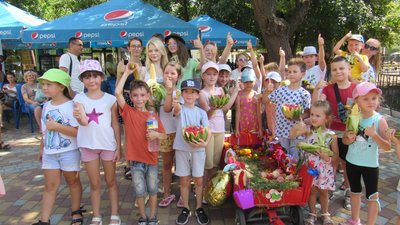 Відвідувачі зоопарку зі смаколика для слона Дінкара, 6 серпня 2023 року Відвідувачі зоопарку зі смаколика для слона Дінкара, 6 серпня 2023 року