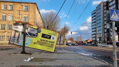 У Луцьку демонтували рекламний щит, який впав від поривів вітру у Луцьку У Луцьку демонтували рекламний щит, який впав від поривів вітру у Луцьку
