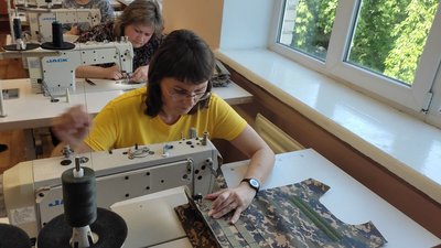 Перепрофілювалися: у Луцькому центрі профтехнічної освіти шиють військову амуніцію