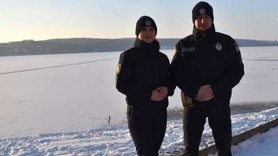 У Тернополі дворічна дитина зачинилася в машині на замок У Тернополі дворічна дитина зачинилася в машині на замок