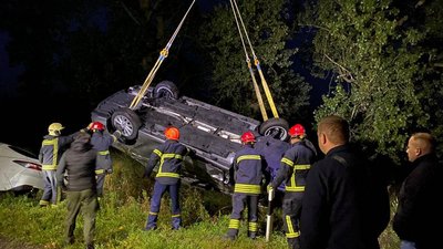 Заблокував дорогу: на Волині перекинувся автовоз, що перевозив легкові машини Заблокував дорогу: на Волині перекинувся автовоз, що перевозив легкові машини