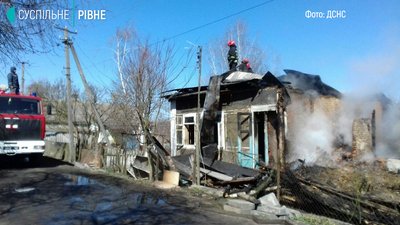 На Рівненщині під час пожежі рятувальники запобігли вибуху газових балонів На Рівненщині під час пожежі рятувальники запобігли вибуху газових балонів