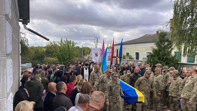 Прощання на подвір'ї бійця Володимира Пелипіва Прощання на подвір'ї бійця Володимира Пелипіва