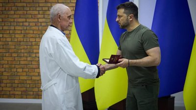 Зеленський нагороджує завідувач банку крові Нововолинської лікарні Володимира Середюка