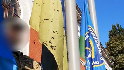 У Кропивницькому підняли прапор, який був із військовими під час оборони Донецького аеропорту