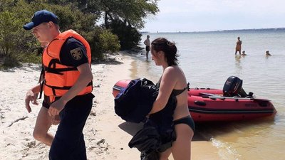 На Херсонщині врятували пару, яку віднесло від берега на надувному матраці На Херсонщині врятували пару, яку віднесло від берега на надувному матраці