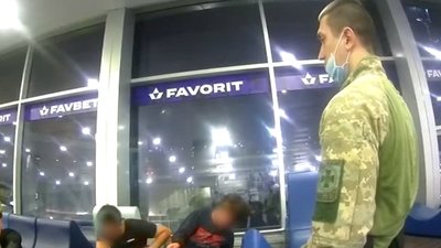 Депортація, дебош, заборона на в'їзд: у Борисполі затримали двох громадян Грузії