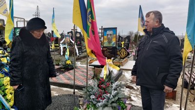 Батьки загиблого прикордонника Юрія Франка на могилі сина