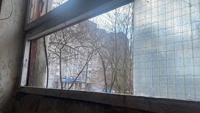 "Беремо плівку, фанерою забили вікна". Як жителі Дніпра долають наслідки обстрілів "Беремо плівку, фанерою забили вікна". Як жителі Дніпра долають наслідки обстрілів