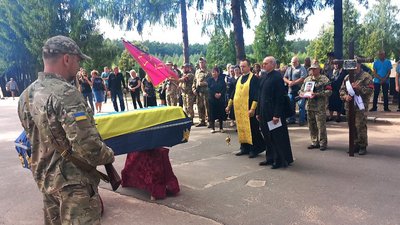 У Сумах попрощалися з захисником Андрієм Петровим У Сумах попрощалися з захисником Андрієм Петровим