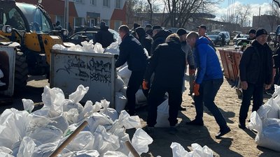 У Черкасах волонтери заготовляють пісок для укріплень