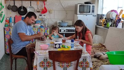 Одночасно прийняли 19 переселенців — історія багатодітної сім'ї з Львівщини Одночасно прийняли 19 переселенців — історія багатодітної сім'ї з Львівщини