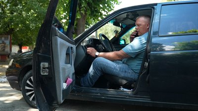 Ветеран таксує, аби оплатити собі протезування