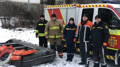 Спецавтомобілі та човни: 2 рятувальні пости працювали на місцях для пірнання в Ужгороді Спецавтомобілі та човни: 2 рятувальні пости працювали на місцях для пірнання в Ужгороді