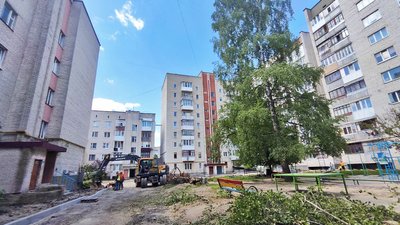 Вкладають бруківку і формують клумби: в Луцьку ремонтують декілька дворів Вкладають бруківку і формують клумби: в Луцьку ремонтують декілька дворів